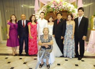 Chanyuth Hengtrakul (3rd right), advisor to the Deputy Minister of Interior and his wife Wilawan were guests of honour at the wedding ceremony of Ms Mingya from Taiwan and Phuwadon Hengtrakul, son of Pol. Lt. Col. Chaiwat (2nd left) and Supraporn Hengtrakul (left), held at the Montien Hotel, Pattaya recently.